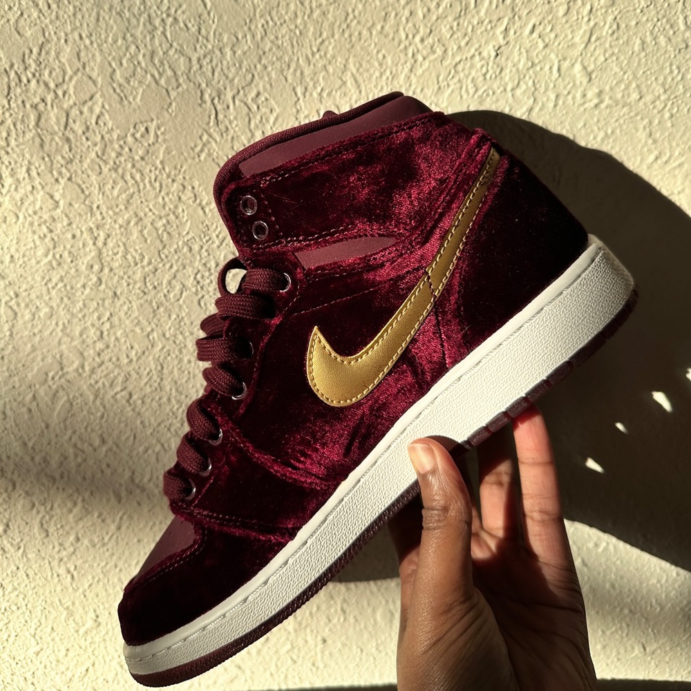 Women’s Jordan 1’s retro night maroon heiress. NEVER WORN